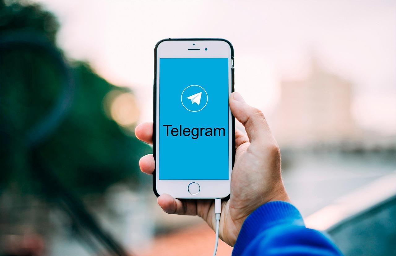 Телефон с приложением Telegram